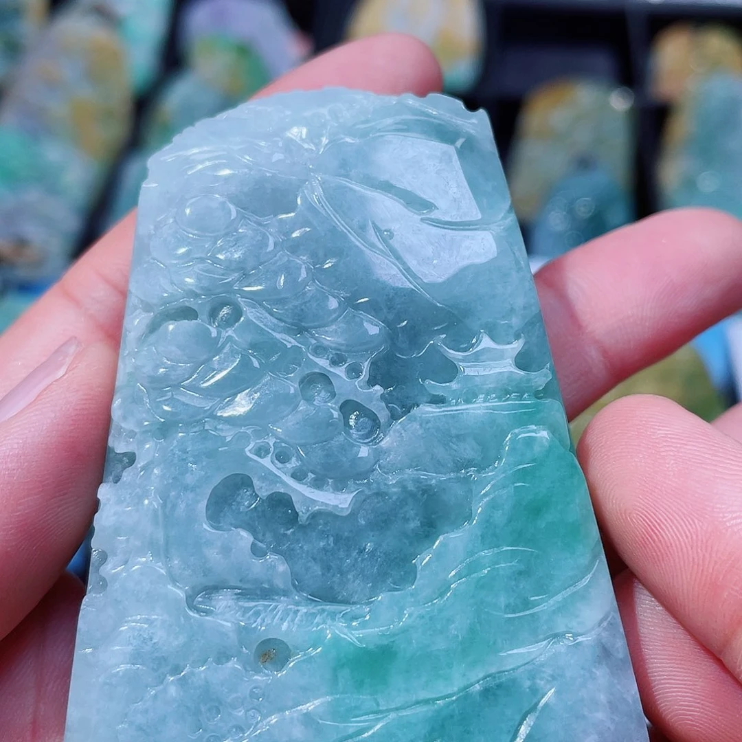 翡翠未镶嵌颈饰一个