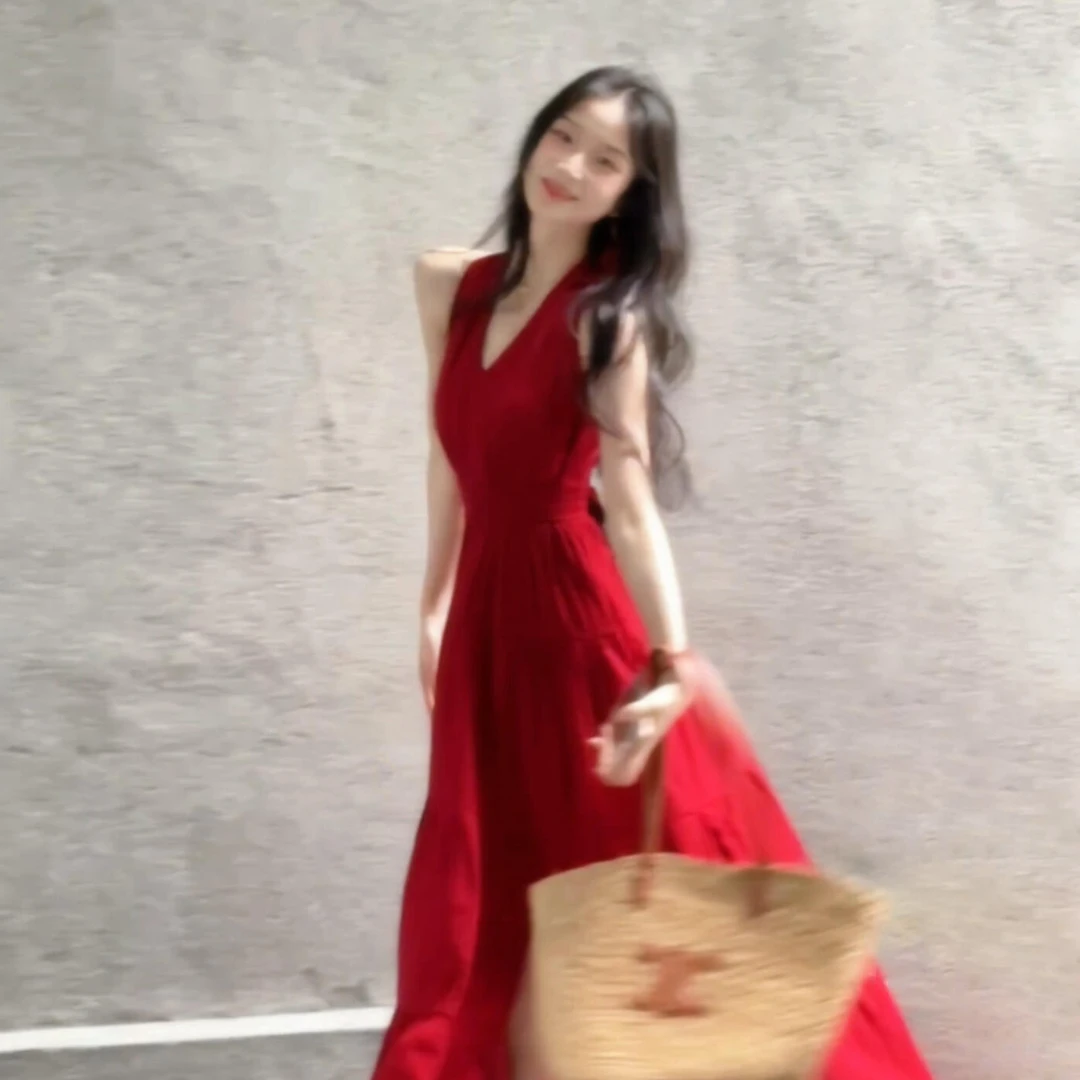 红色挂脖吊带连衣裙女夏季2025新款法式气质海边度假绝美漂亮长裙