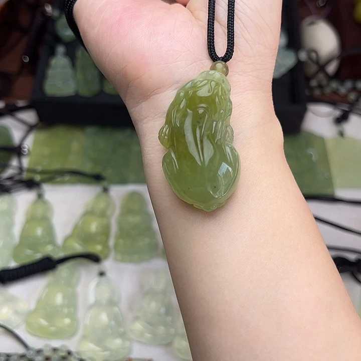 未镶嵌岫玉颈饰吊坠