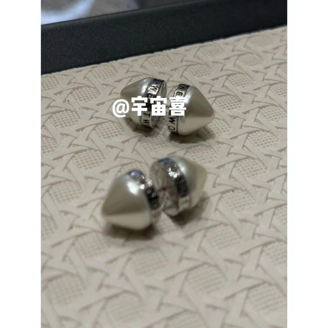 铜合金仿珍珠耳饰  L5-064【尖锐贝珠星球字母前后耳钉】