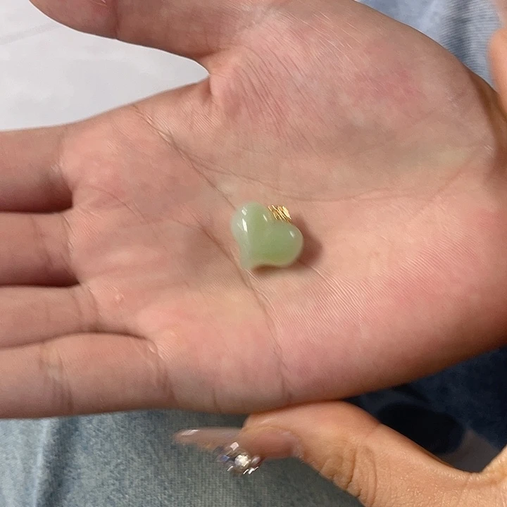 颈饰18K金镶嵌和田玉翠青皮桃