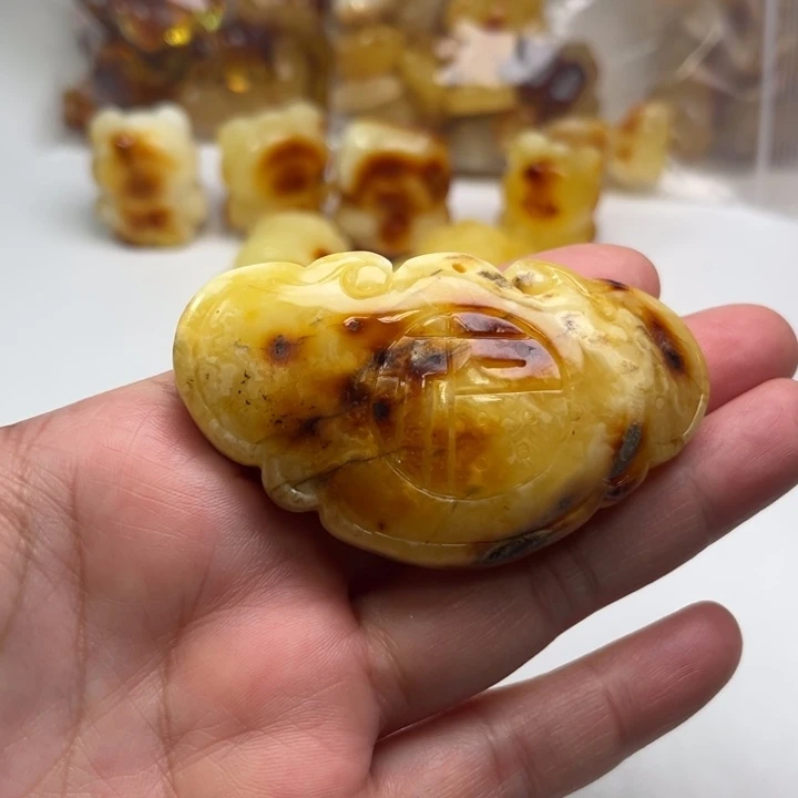 琥珀颈饰未镶嵌香***窝琥珀蜜蜡