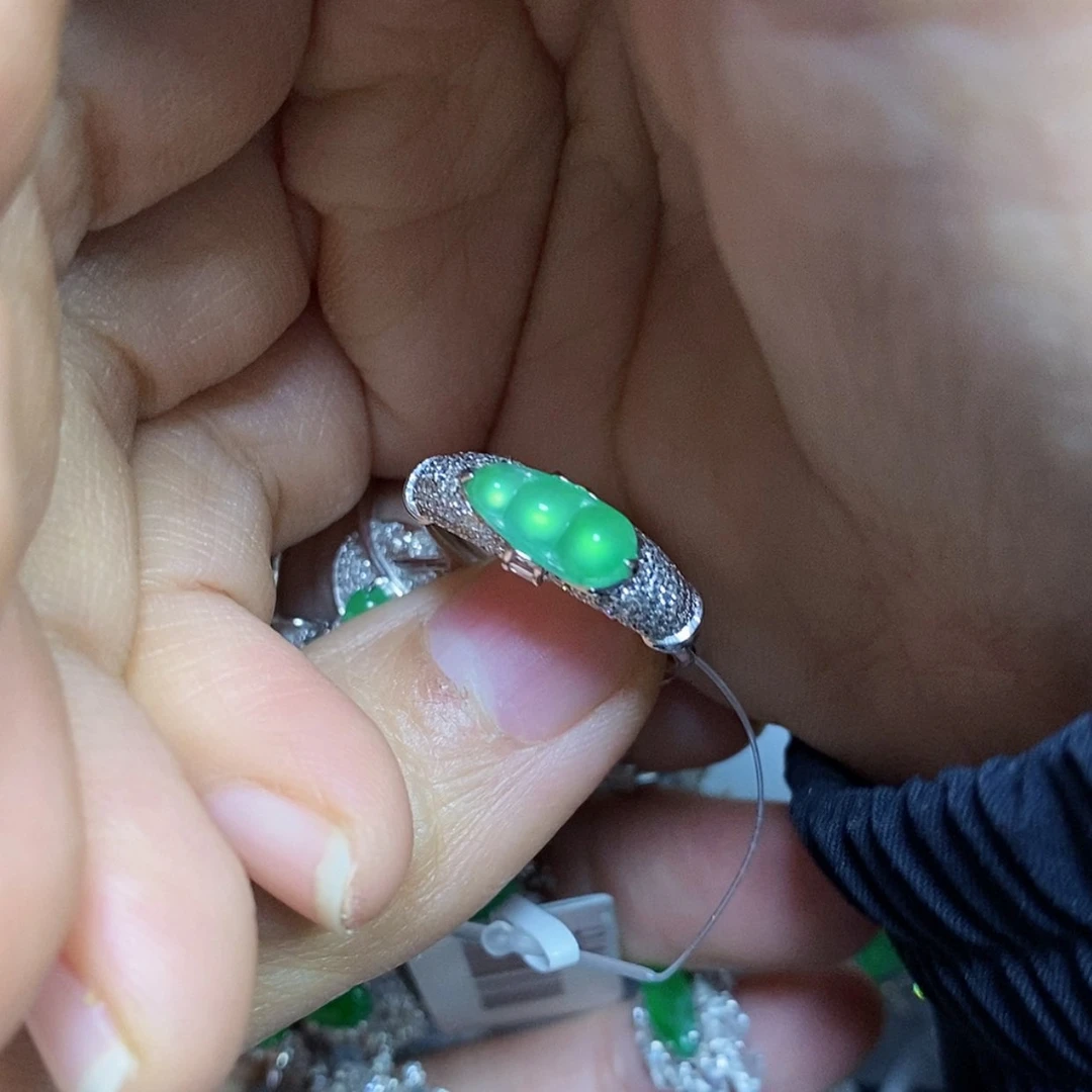 【闪购商品】颈饰18K金镶嵌翡翠豆****麻戒指