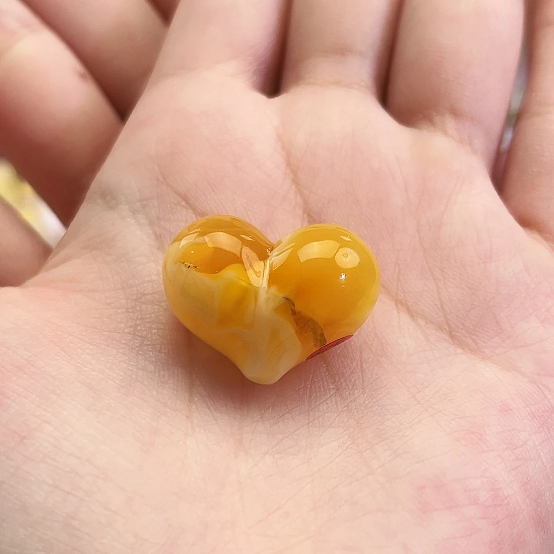 未镶嵌琥珀裸石屁桃3.3g