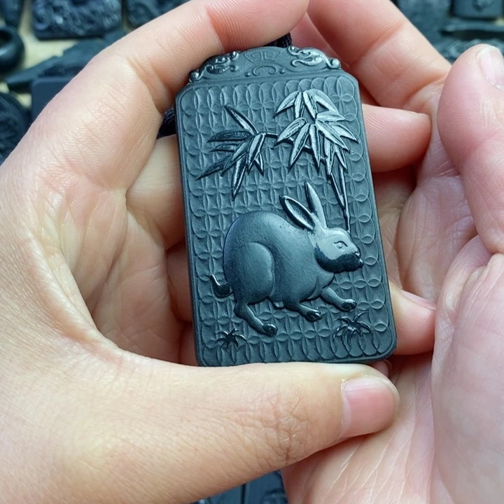 和田玉（青玉）颈饰未镶嵌龙**野双面雕刻