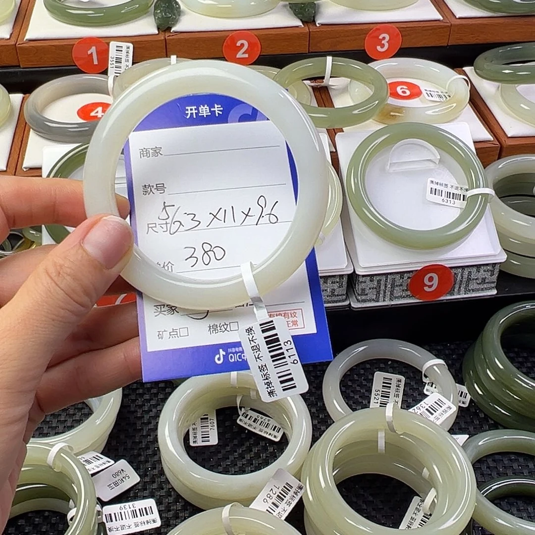 可***可和田玉未镶嵌手镯
