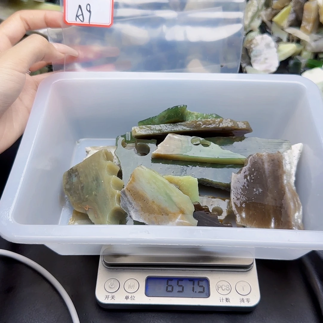 晶***师和田玉未镶嵌珠宝半成品