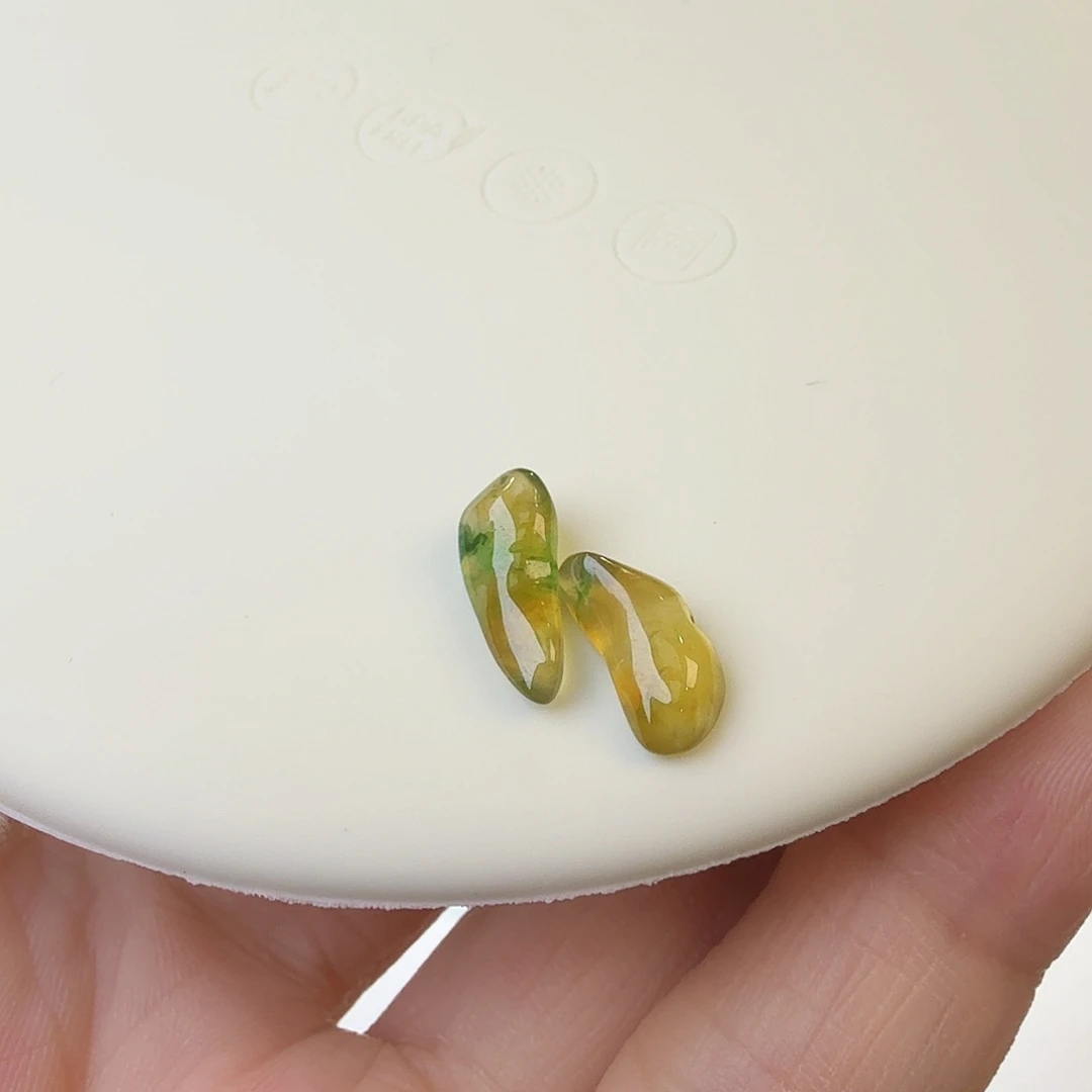 翡翠裸石特色料黄加绿