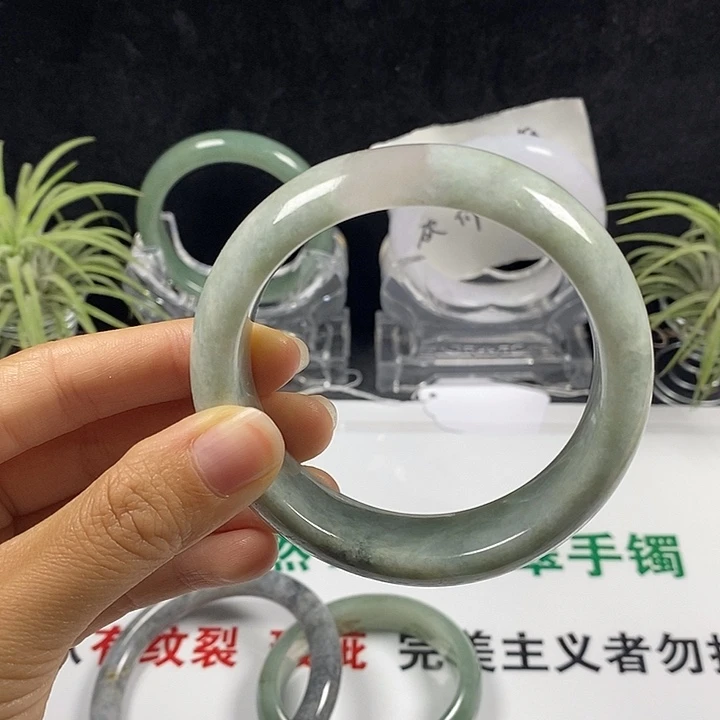 未镶嵌手镯翡翠69号。 58.7圈