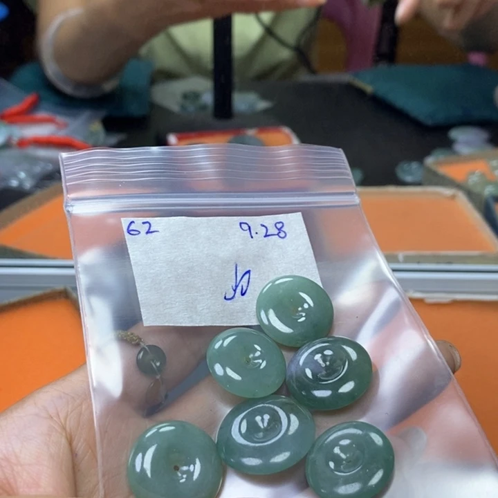 用***培定制翡翠未镶嵌不退