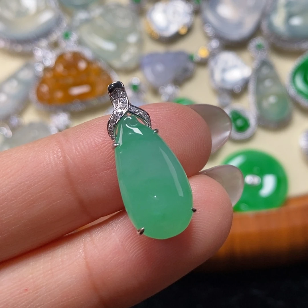 翡翠吊坠(赠链)18K金镶嵌