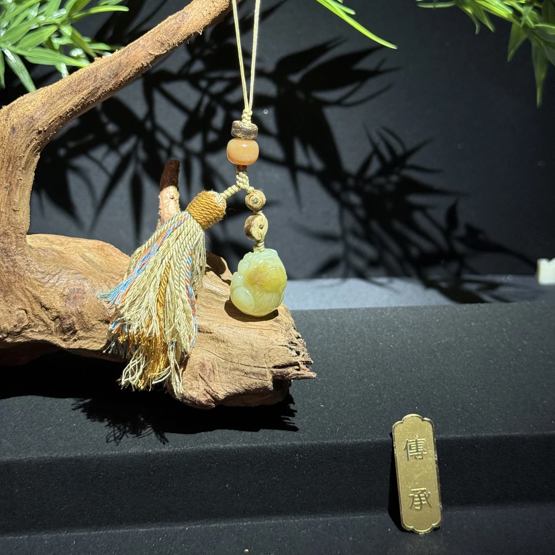 和田玉黄白老玉糖色俏色貔貅鸿运当头钥匙链挂件