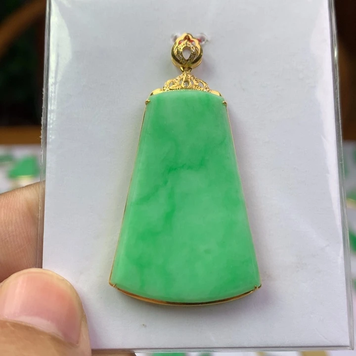 颈饰18K金镶嵌翡翠