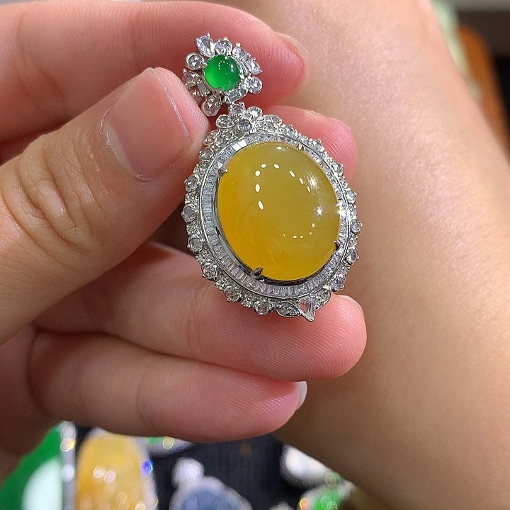 翡翠18K金镶嵌颈饰蛋面