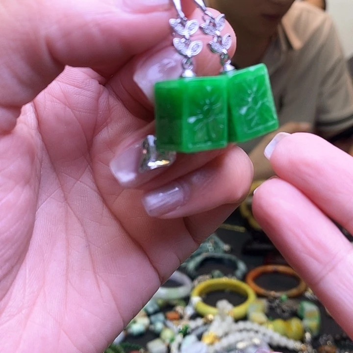 涓***流翡翠未镶嵌耳饰一对