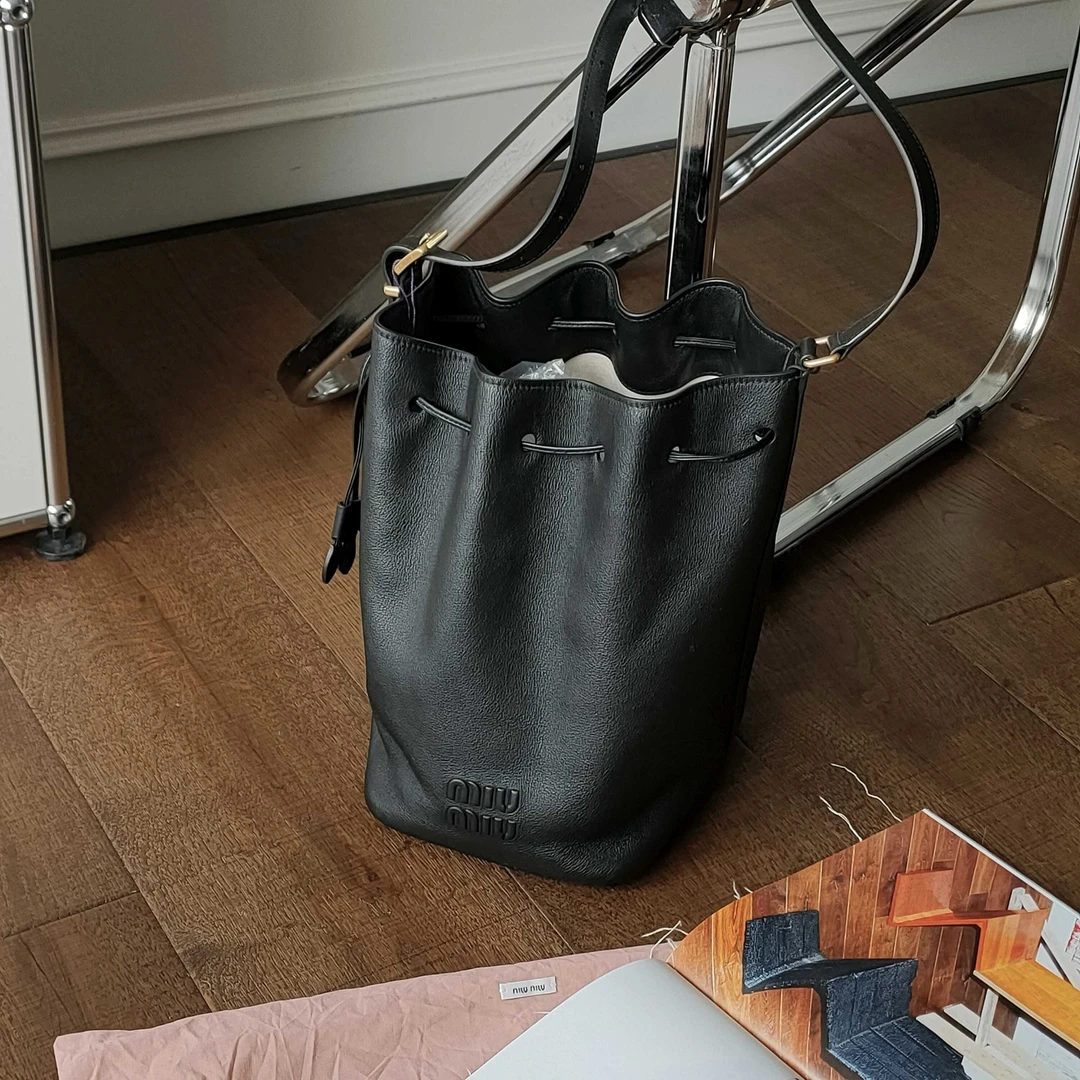99新 MIU MIU/缪缪 Azul -黑金牛皮水桶单肩包39573