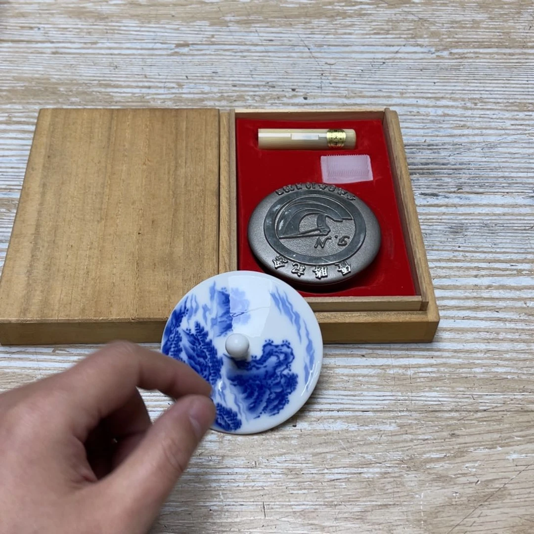 瓷片天**童密密麻麻地写在