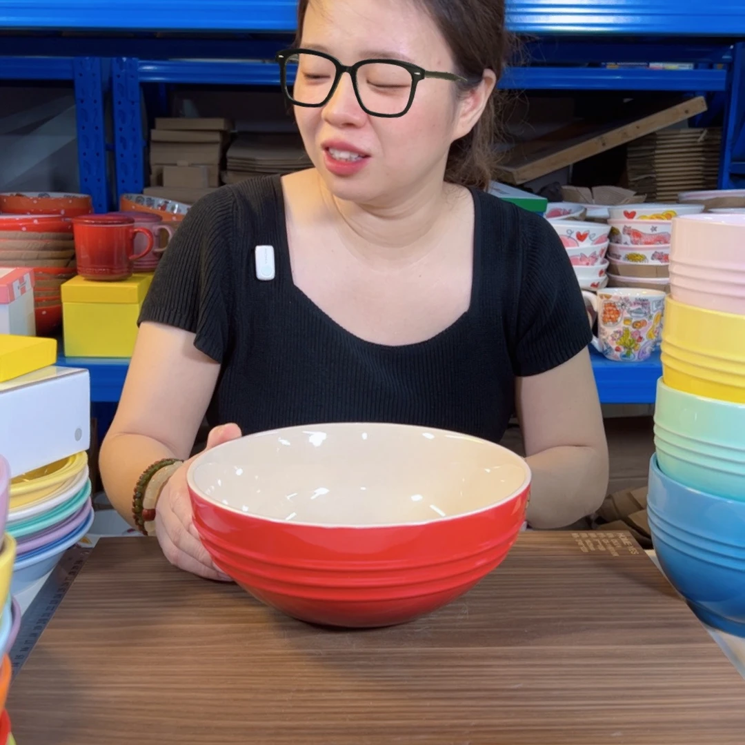 陶瓷红色的大汤碗