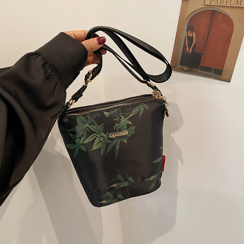 南韩丝斜挎包女小众设计感水桶包旅游防水多隔层休闲布包小巧百搭