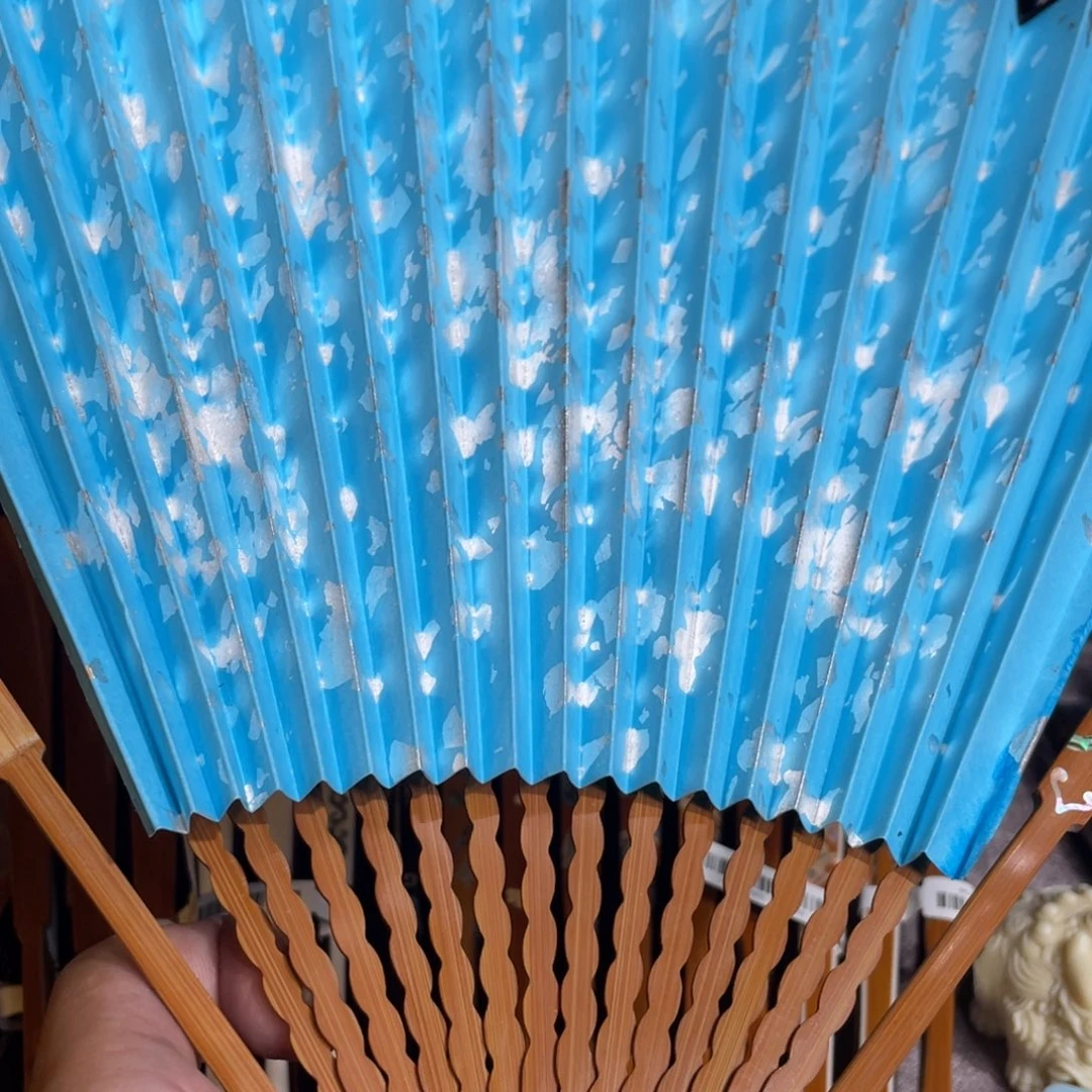 给***。扇子手工制作工艺精湛