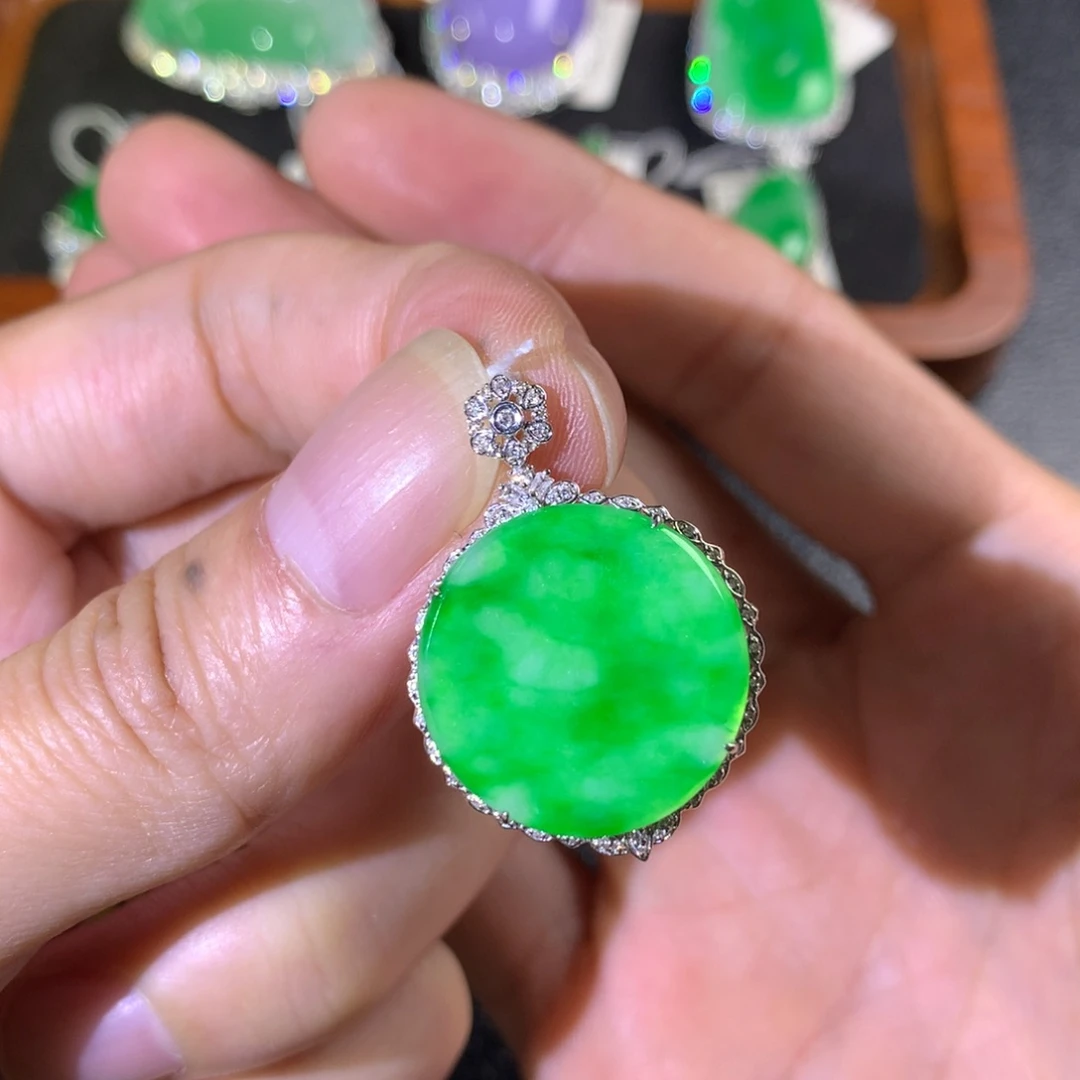 翡翠18K金镶嵌颈饰翡翠