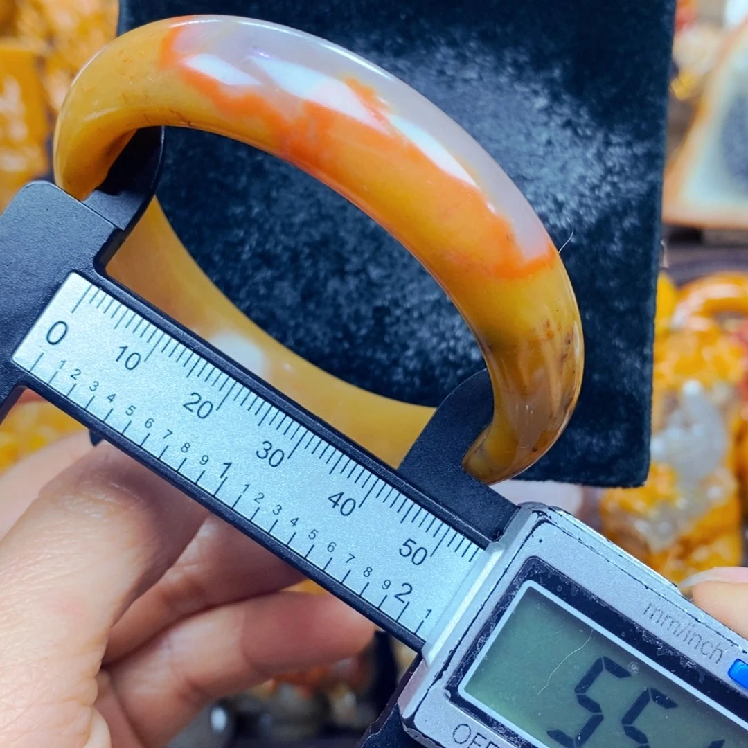 未镶嵌石英质玉（黄龙玉）颈饰