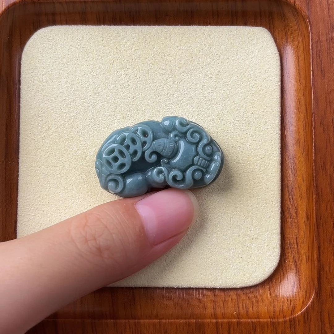 翡翠未镶嵌颈饰貔貅