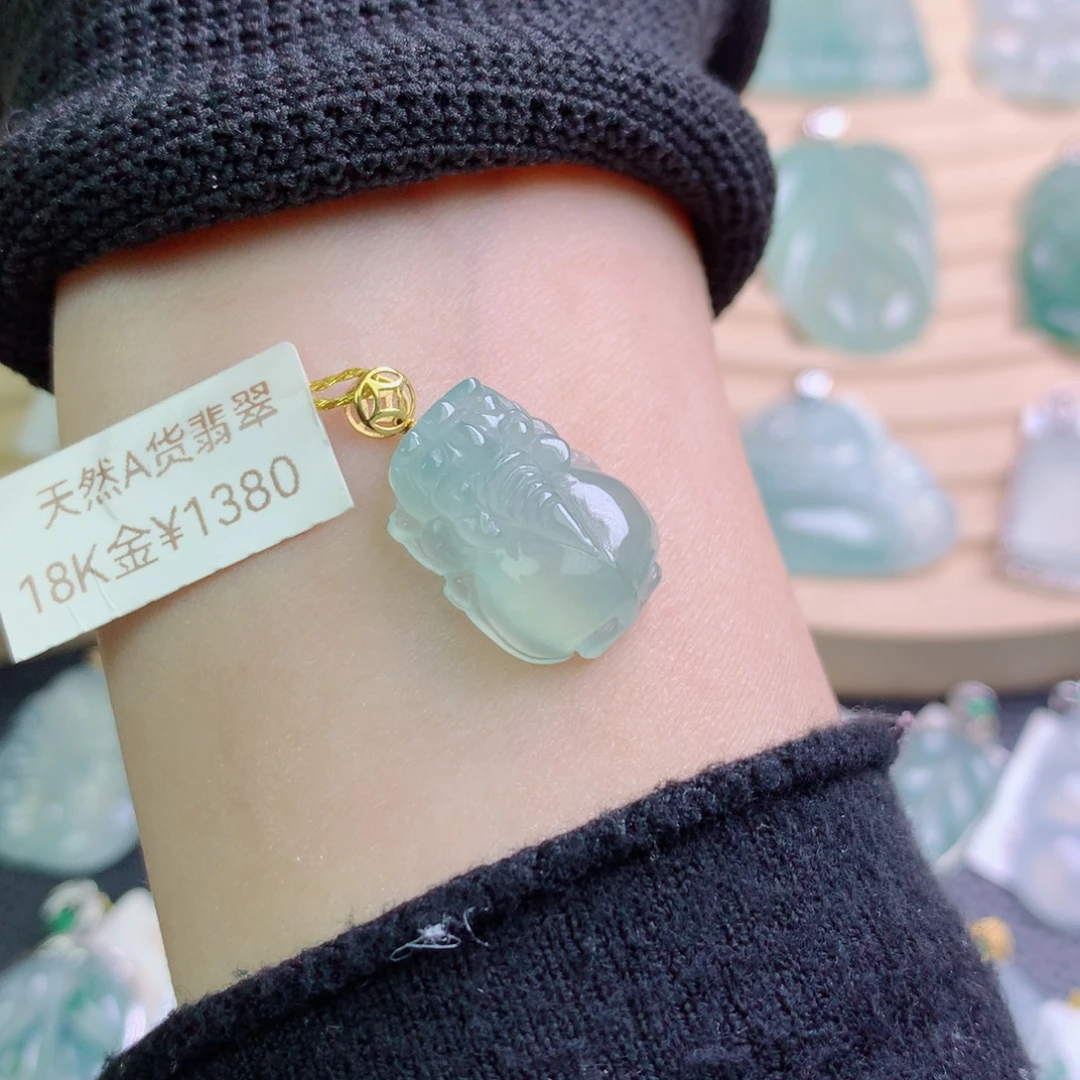 翡翠18K金镶嵌颈饰吊坠