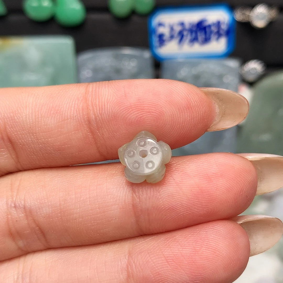 翡翠未镶嵌颈饰莲花
