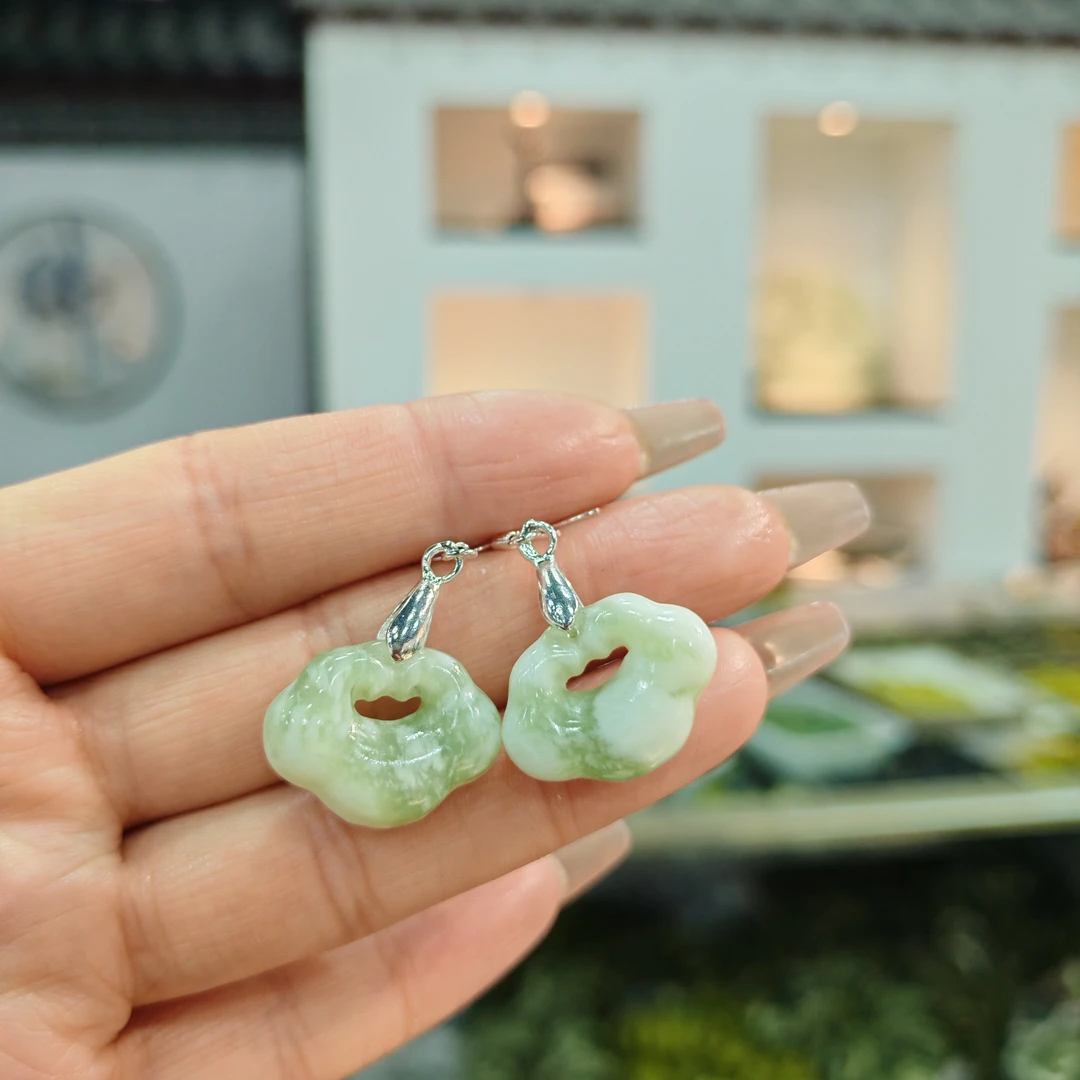 天然岫玉精美老油翠祥云耳坠