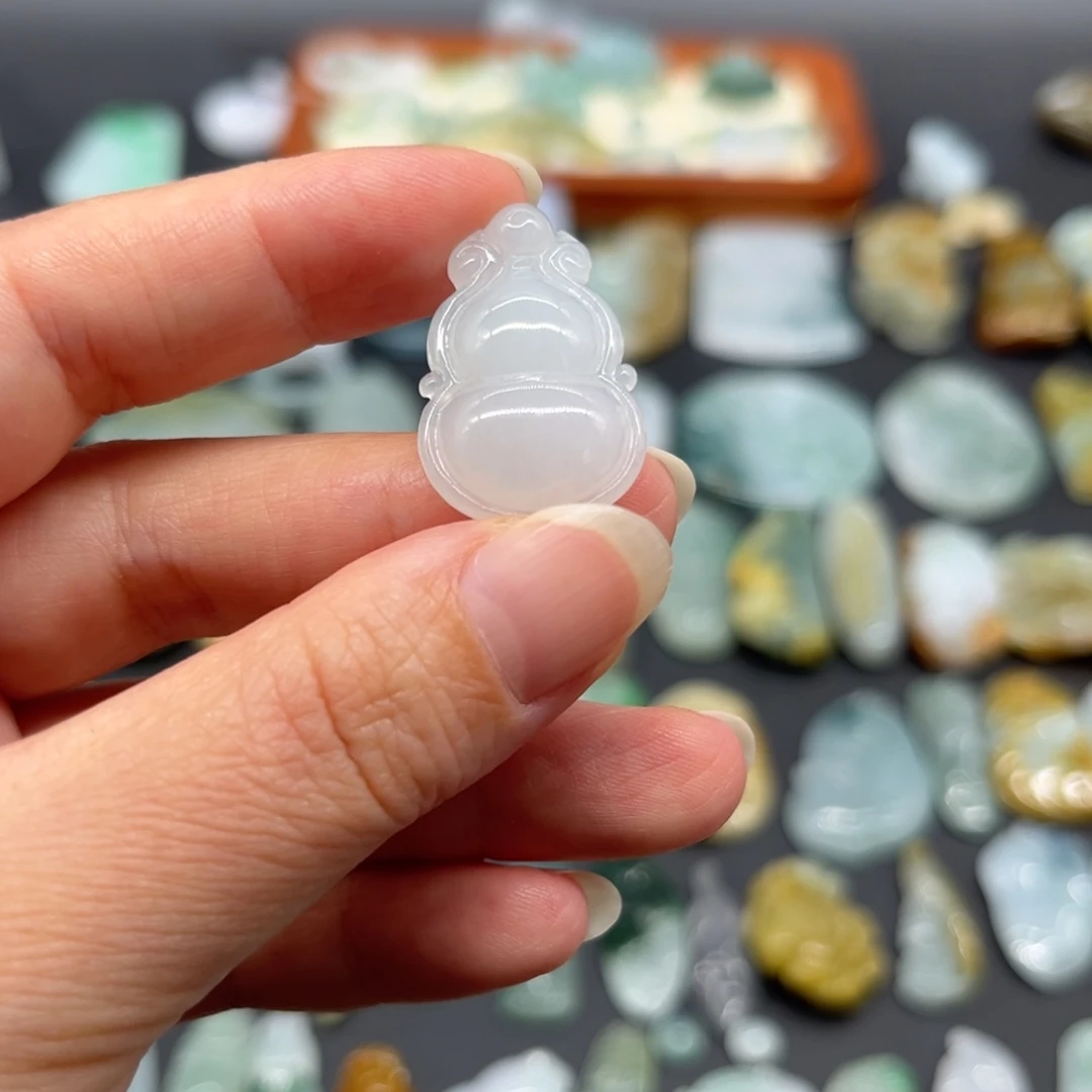 翡翠未镶嵌颈饰葫芦