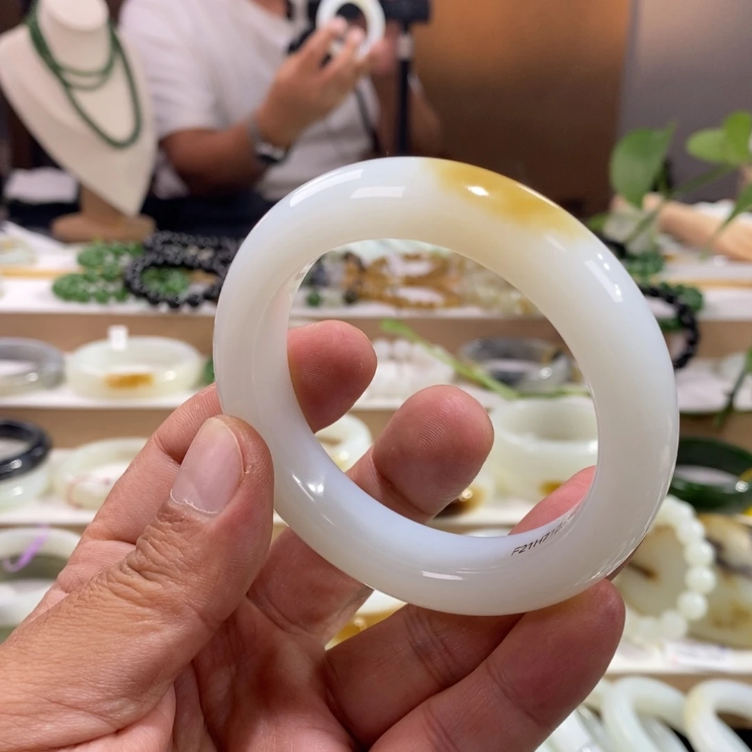 和田玉未镶嵌手镯