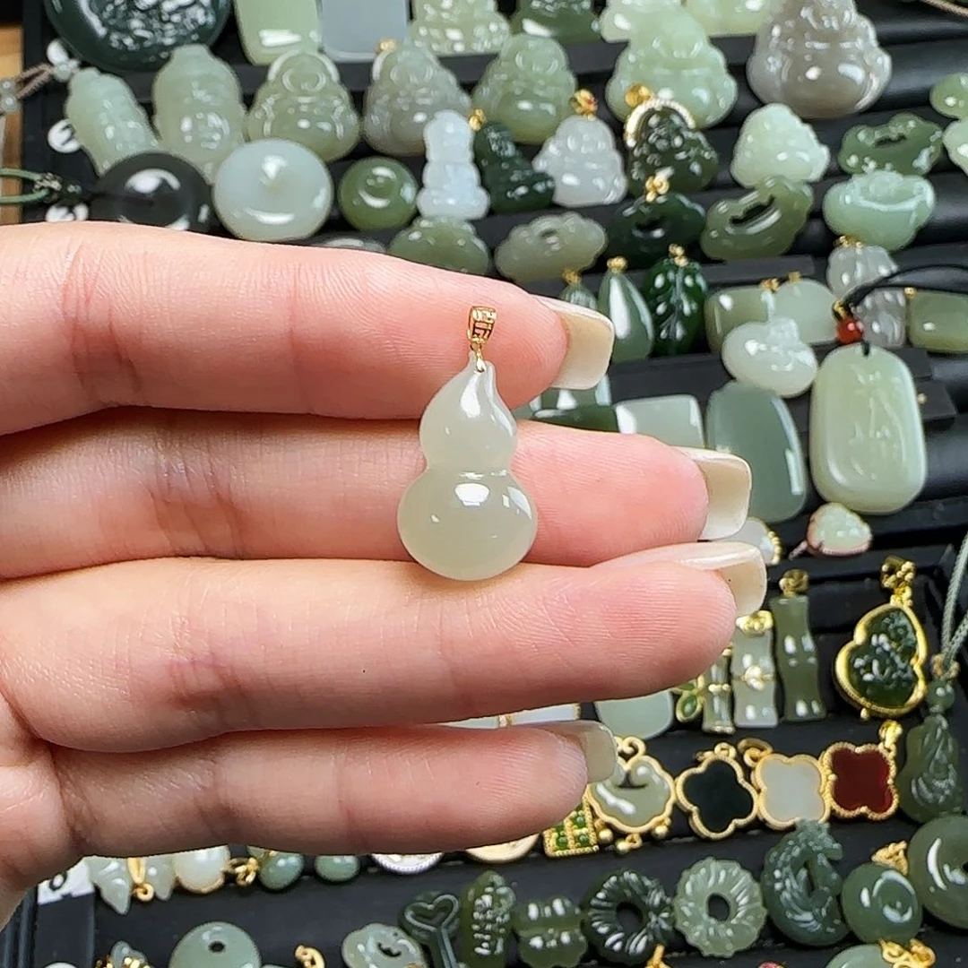 颈饰18K金镶嵌和田玉