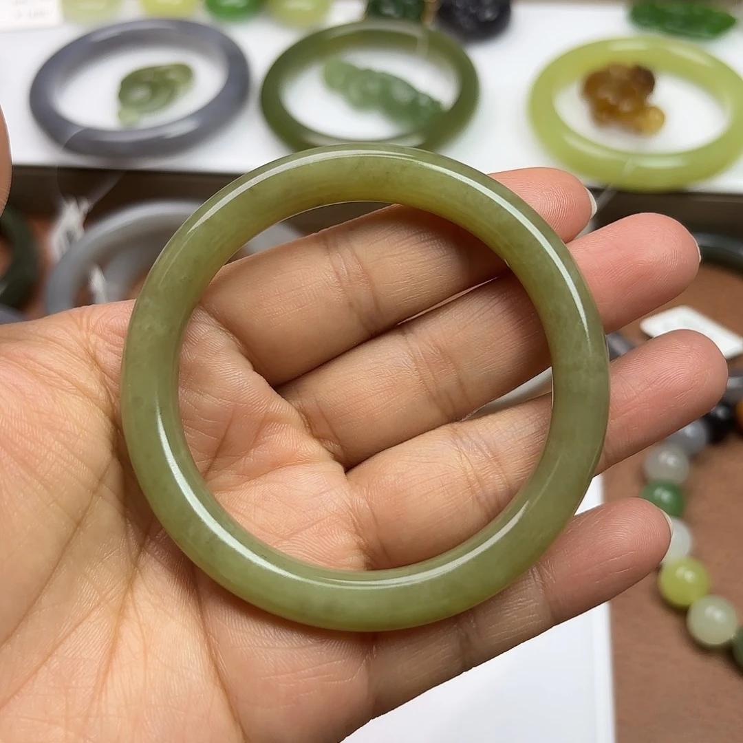 上***1和田玉未镶嵌手镯