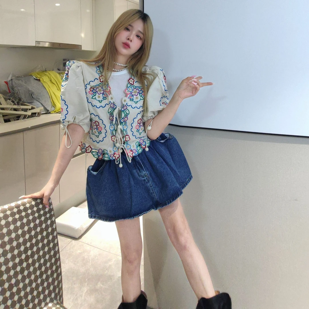 宠儿【2025夏季韩版时尚重工系带刺绣泡泡袖衬衣】