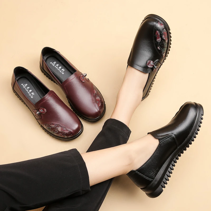 2025新款春秋软底软面妈妈鞋单鞋舒适平底防滑中老年人女皮鞋