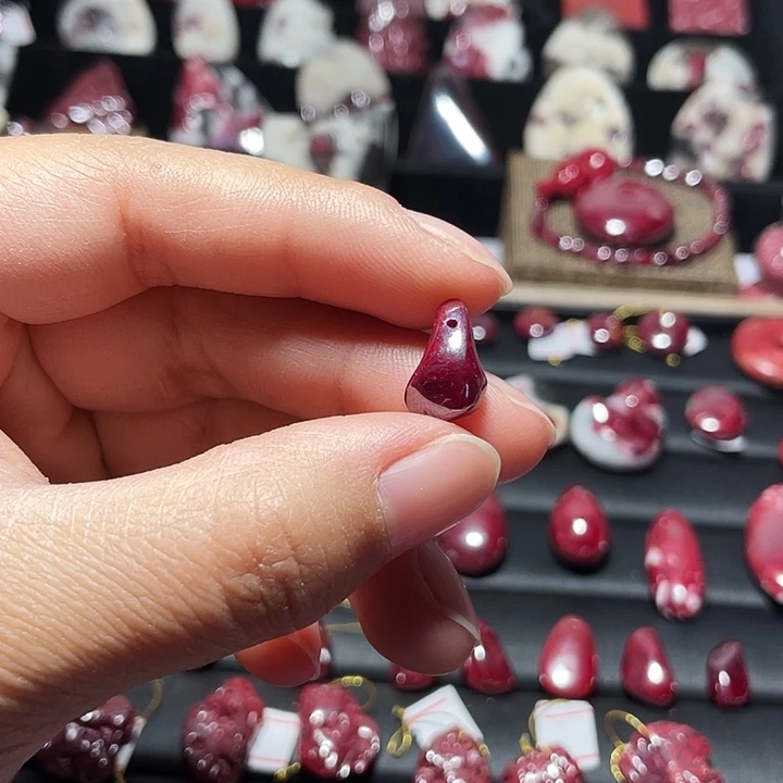 天然辰砂原矿吊坠2.3克