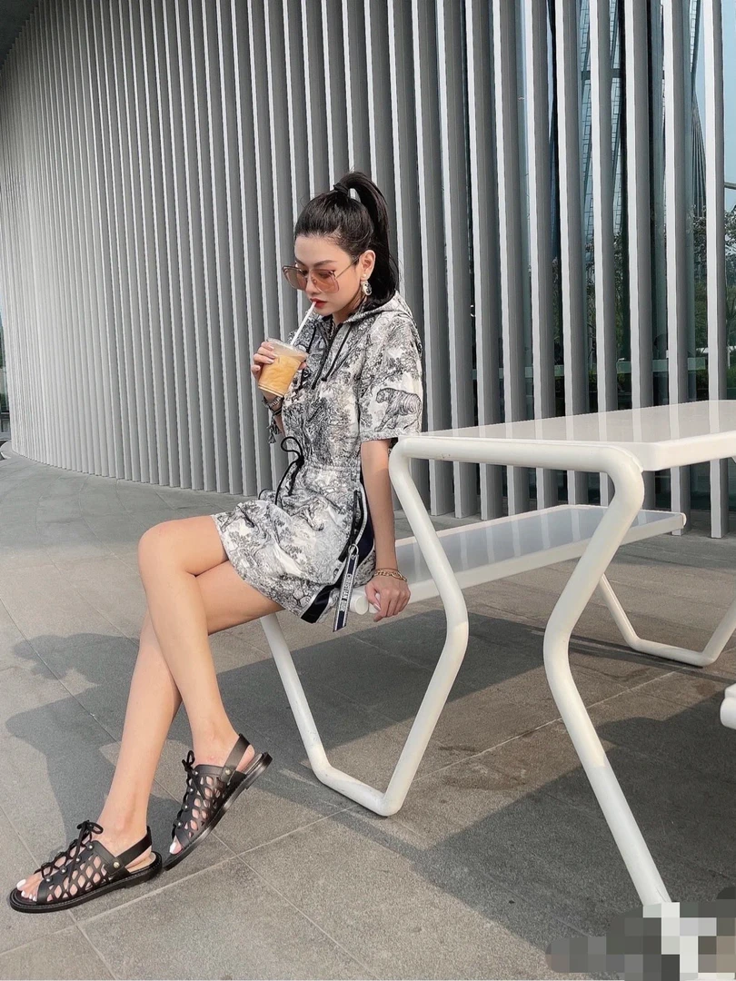 全新未使用 DIOR/迪奥 女士黑色镂空牛皮平底凉鞋复古114716