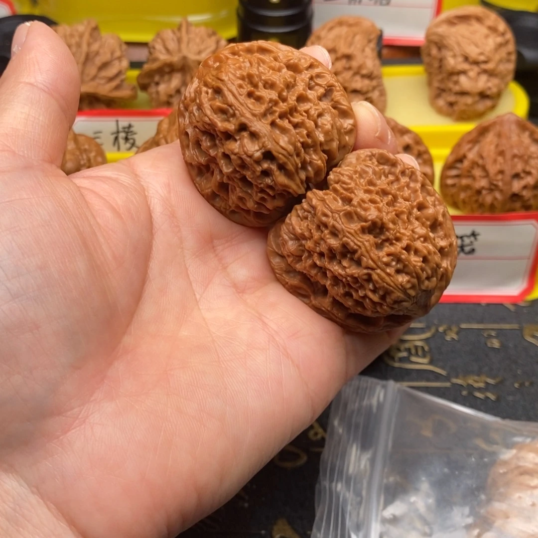 小***店文玩核桃吊坠三角疆