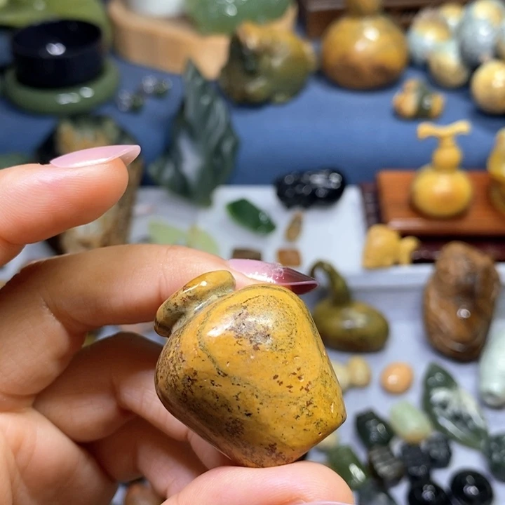 未镶嵌岫岩河磨玉（透闪石质玉）摆件