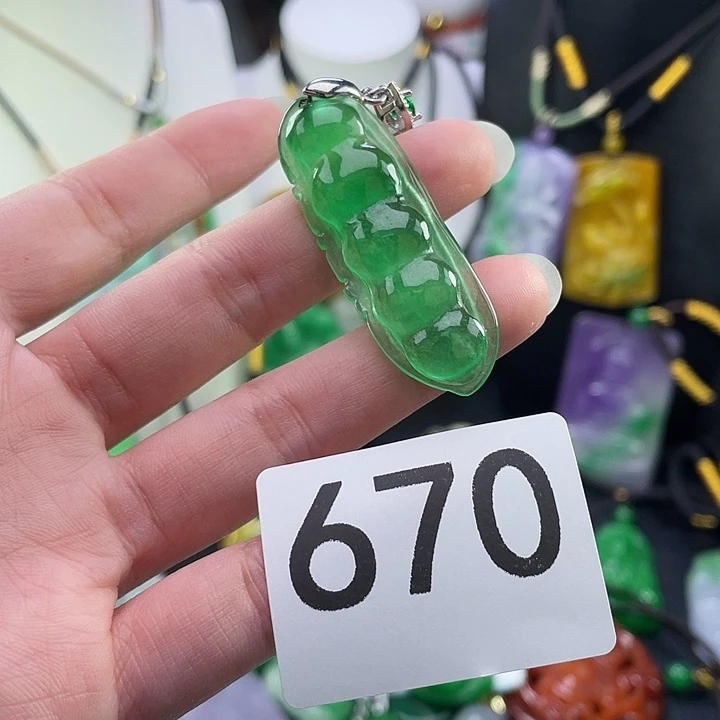 翡翠未镶嵌吊坠(赠链)