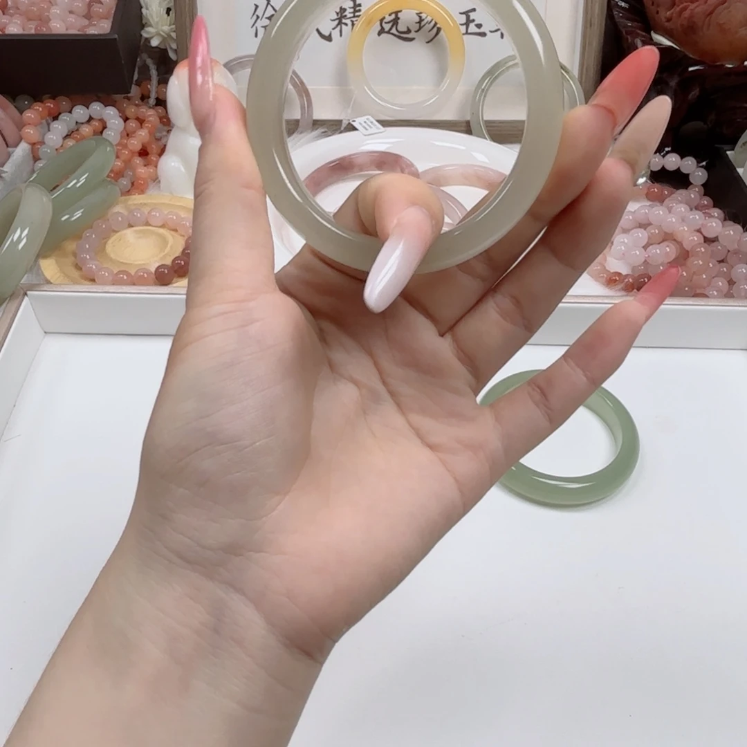 巧***块未镶嵌手镯石英质玉