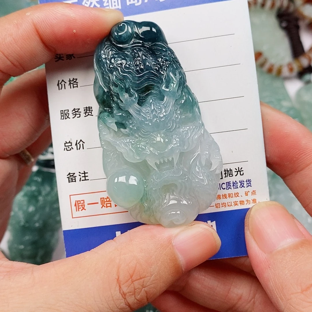 翡翠未镶嵌颈饰龙牌