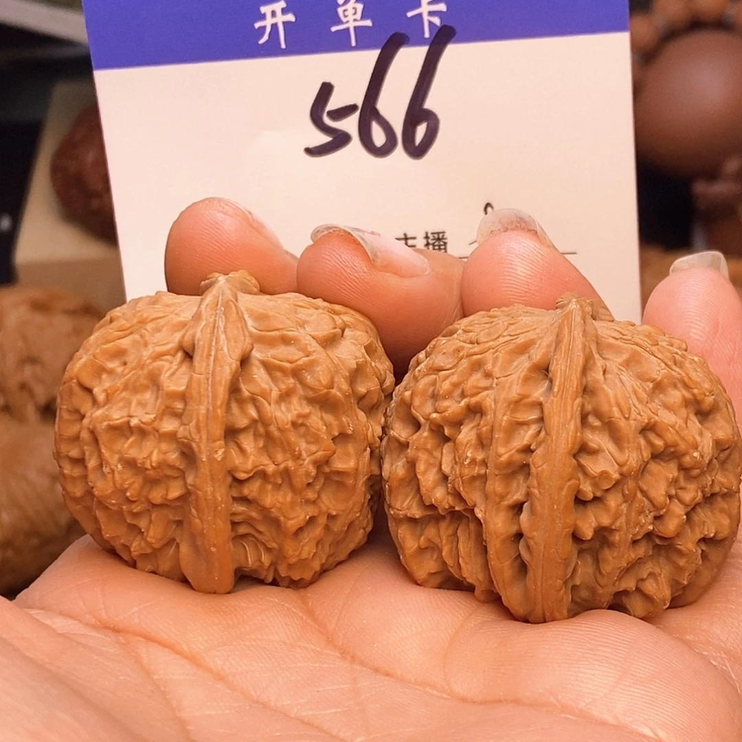 桃核吊坠白狮子35无刀痕磕尖s