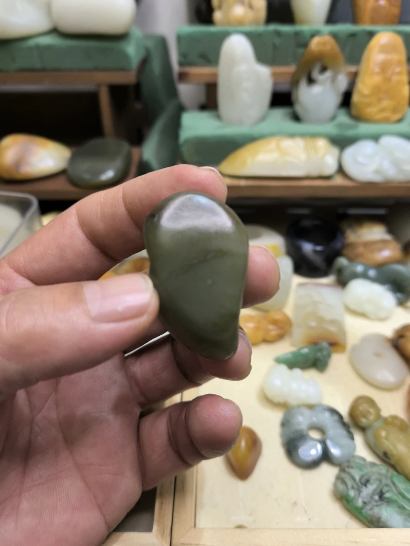 和田玉原石，青玉种，黄皮。形状好。