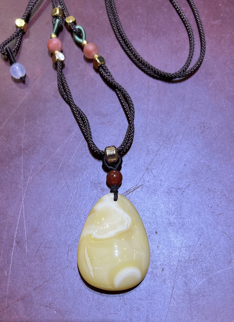 琥珀白花蜜蜡水滴吊坠，8.7g左右、主图7.8g，随机发货一个、天然原矿