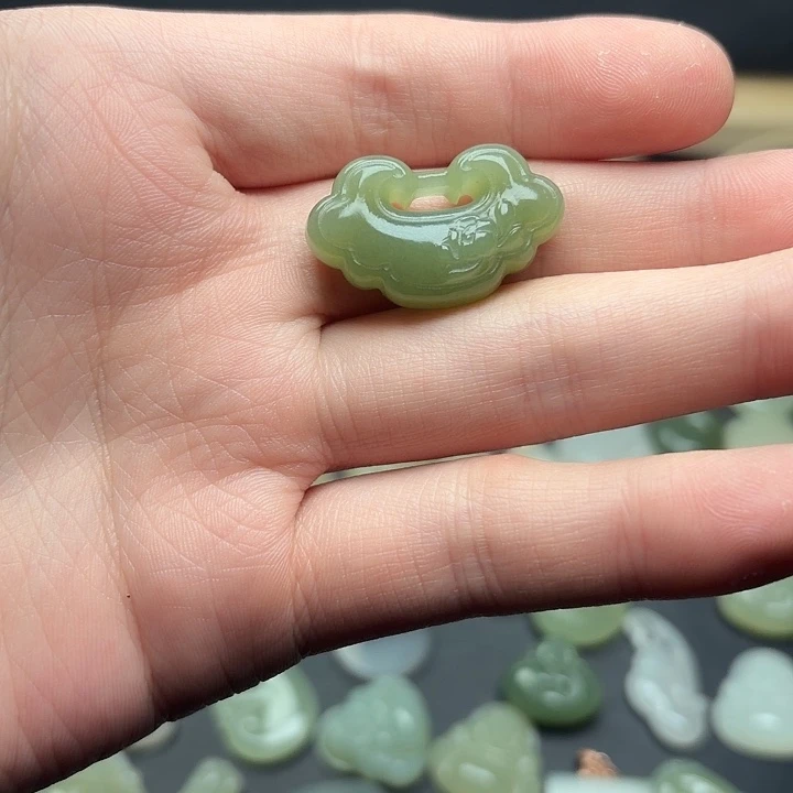 嘘****和田玉未镶嵌颈饰