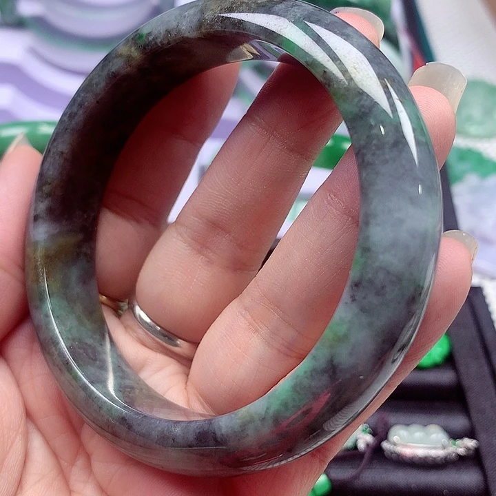 翡翠手镯未镶嵌翡翠