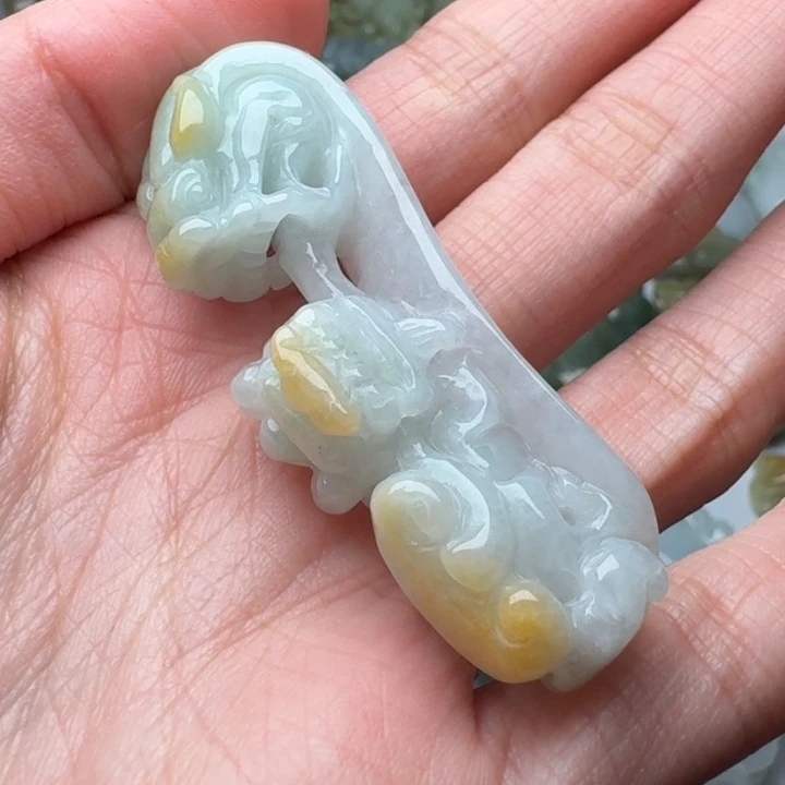 翡翠未镶嵌颈饰龙勾