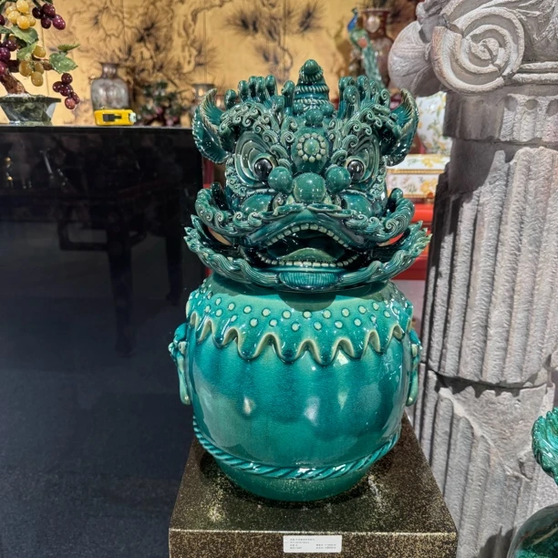 BY26 中式绿色狮头高温瓷高档鼓上狮艺术品玄关装饰摆件